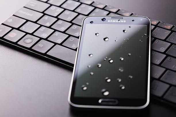 Water droplets on an inactive Samsung smartphone screen